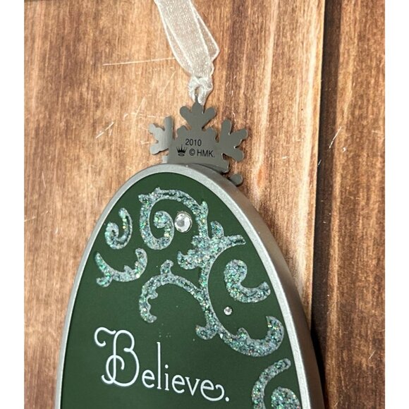 2010 HALLMARK KEEPSAKE ORNAMENT QXG3533 BELIEVE IN SANTA BY JULIE FORSYTH - Picture 8 of 10